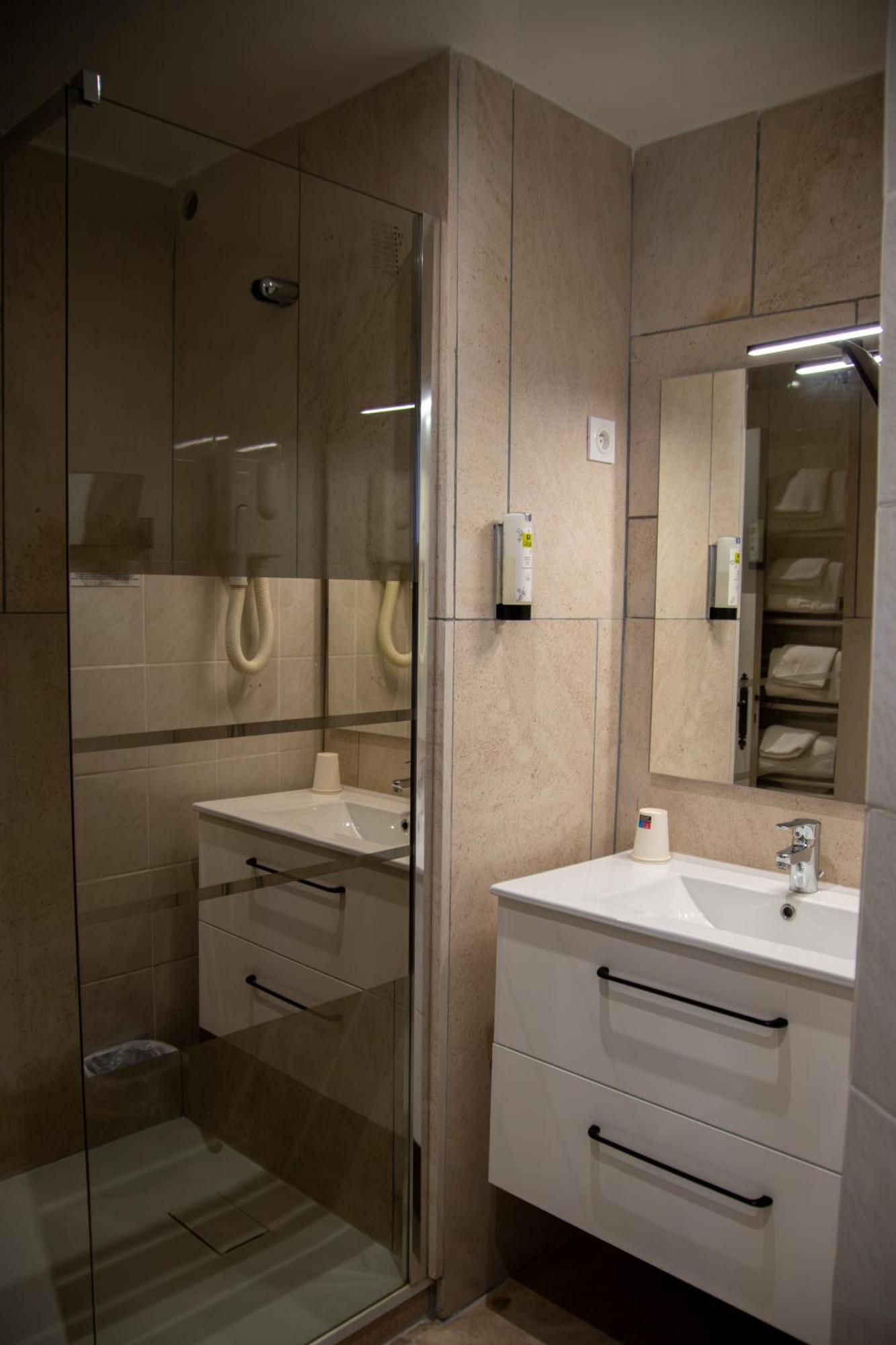 Logis Le Tadorne Hotel Piney Bagian luar foto