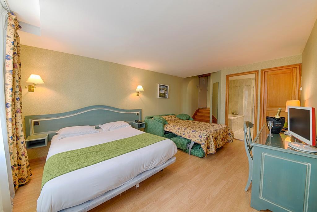 Logis Le Tadorne Hotel Piney Bagian luar foto